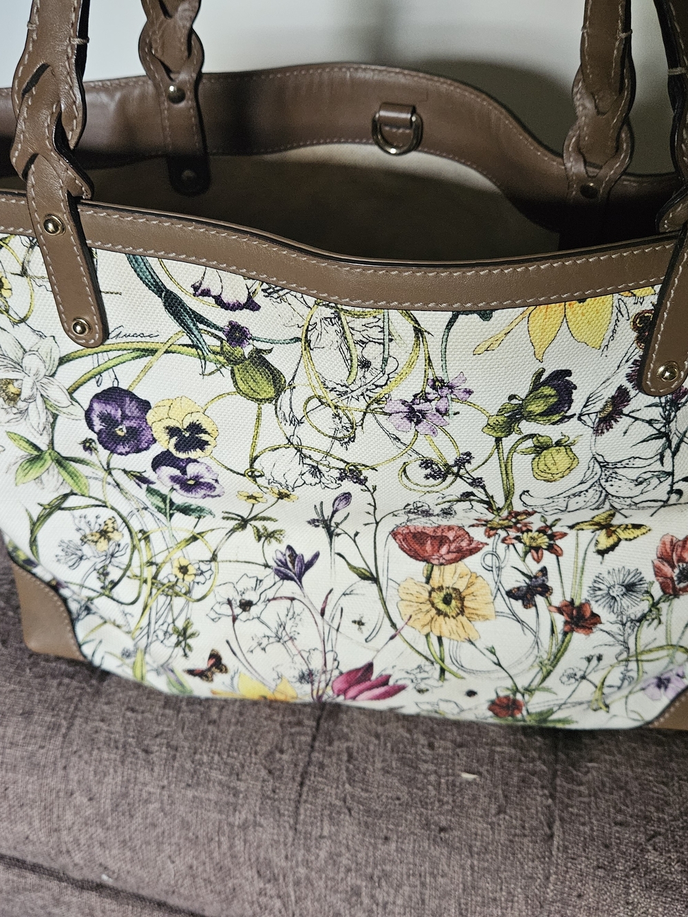 GUCCI!! Rare, Gorgeous, Gucci Floral Canvas Tote Bag with Brown Trim - Picture 4 of 16